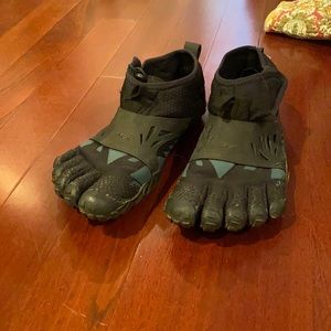 Vibrant five finger toe shoes size 40